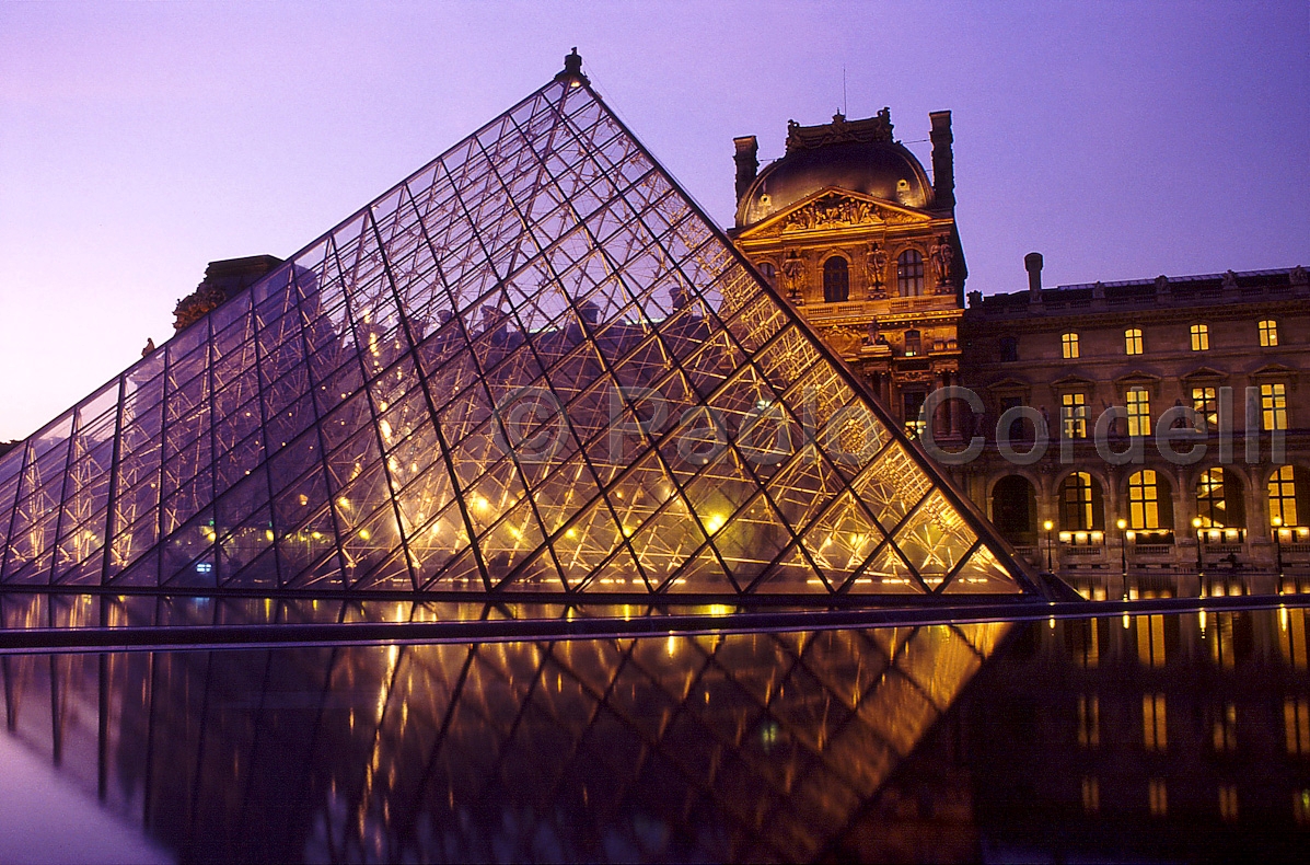 Pyramid Entrance to the Musée du Louvre, Paris, France
 (cod:Paris 13)